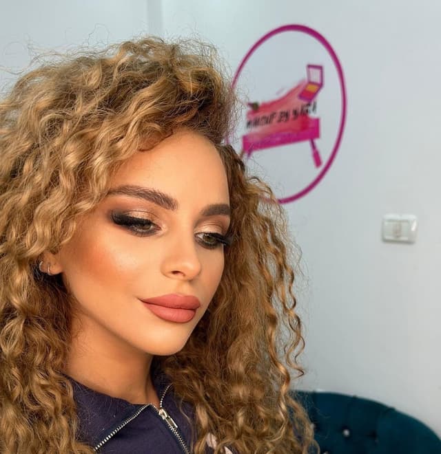 ميك اب باي يارا logo